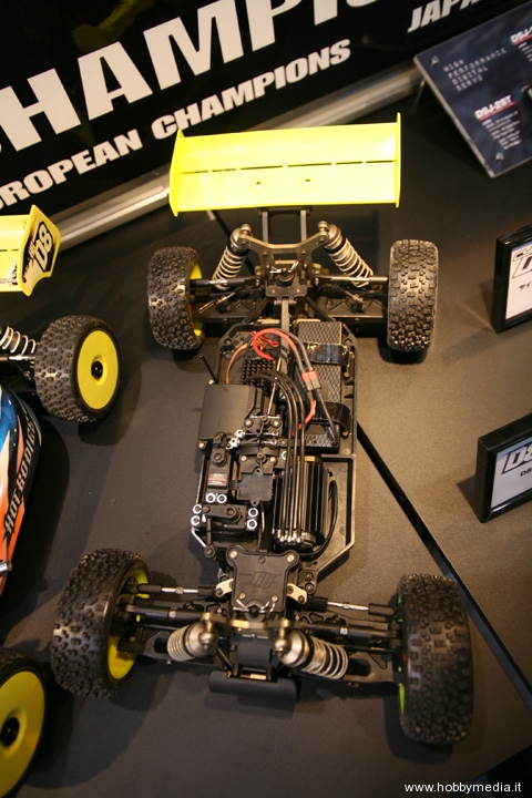 hot-bodies-d8-flux-buggy-brushless4 hot-bodies-d8-flux-buggy-brushless4