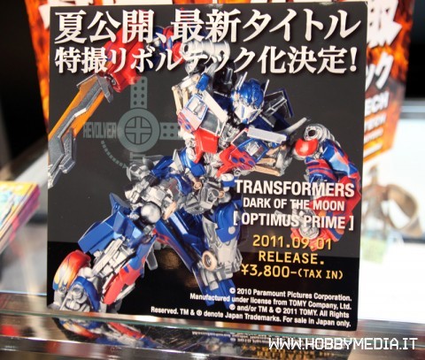 revoltech-optimus-prime-transformer-dark-of-the-moon
