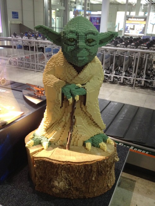 yoda-lego-star-wars-airport