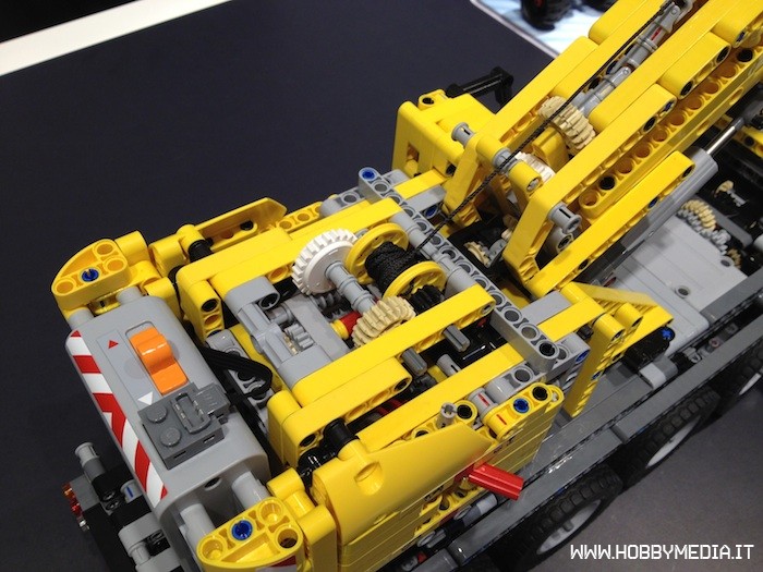 lego-technic-mobile-crane-mk-ii-42009-3.jpg