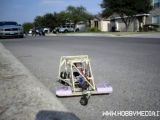 Auto radiocomandata costruita con pezzi di un aeromodello