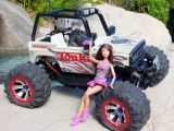 Rimorchiare una ragazza con una macchina radiocomandata con sistema FPV