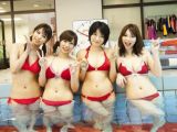 Sayaka Isoyama e altre giapponesine sexy in piscina
