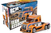 Team Associated: RC10 American Custom Semitruck 6×6 in scala 1/10